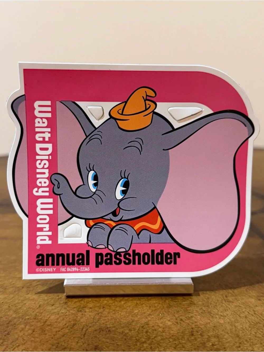NEW AUTHENTIC WALT DISNEY WORLD 2023 ANNUAL PASSHOLDER DUMBO MAGNET